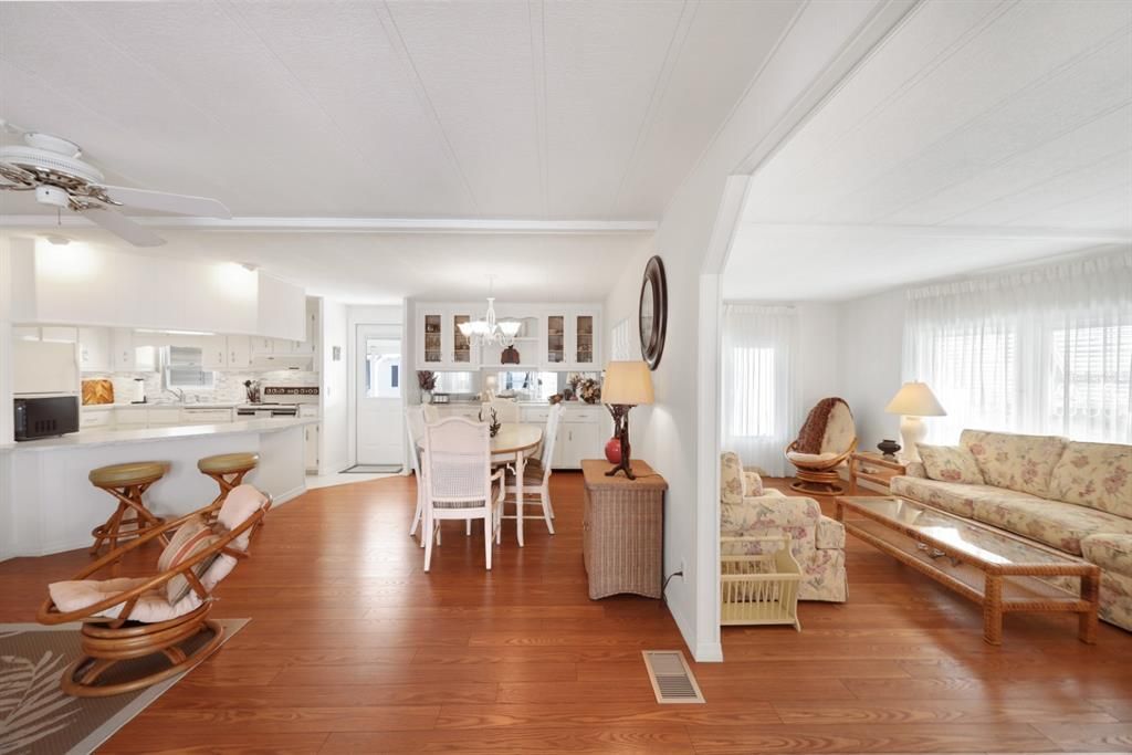 For Sale: $162,000 (2 beds, 2 baths, 1256 Square Feet)