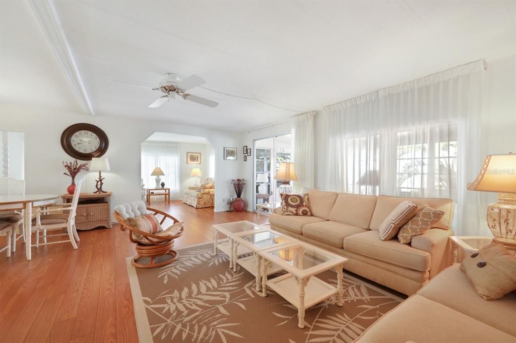 For Sale: $162,000 (2 beds, 2 baths, 1256 Square Feet)