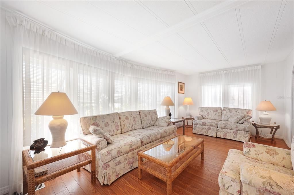 For Sale: $162,000 (2 beds, 2 baths, 1256 Square Feet)