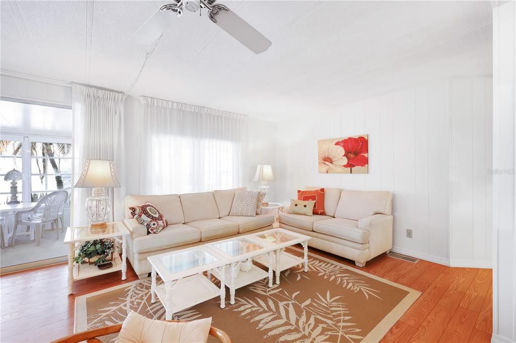 For Sale: $162,000 (2 beds, 2 baths, 1256 Square Feet)