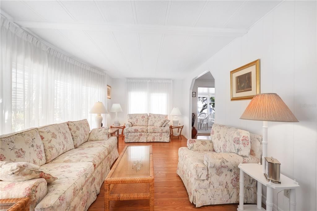 For Sale: $162,000 (2 beds, 2 baths, 1256 Square Feet)