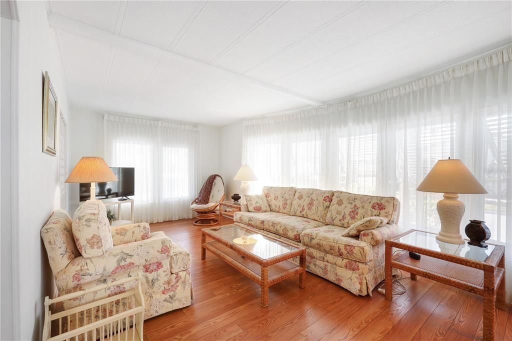 For Sale: $162,000 (2 beds, 2 baths, 1256 Square Feet)