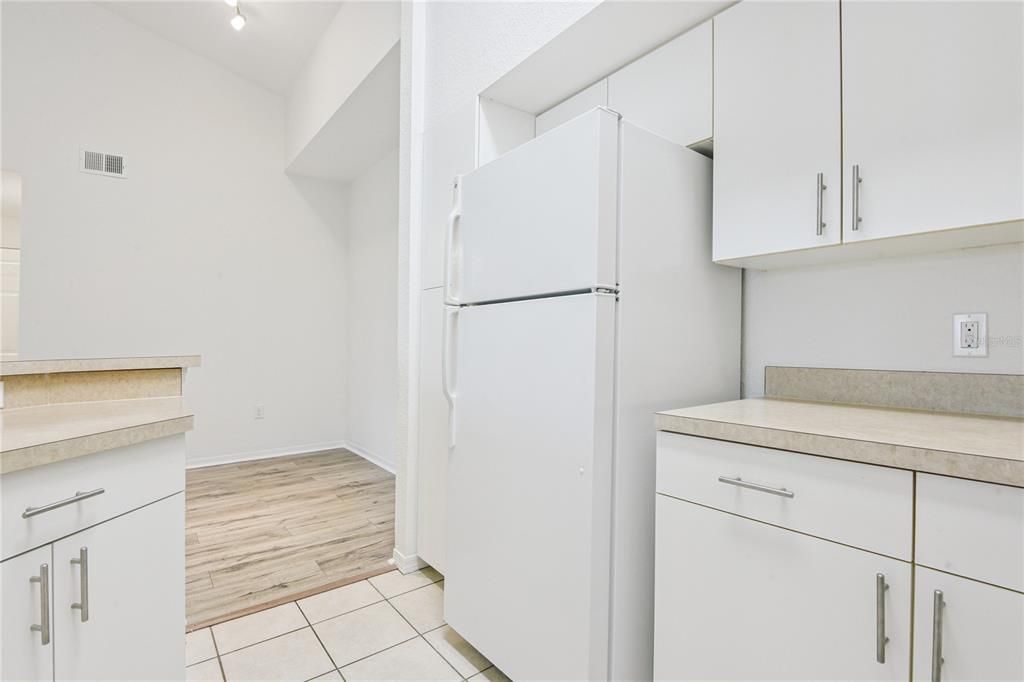 For Sale: $222,999 (1 beds, 1 baths, 949 Square Feet)
