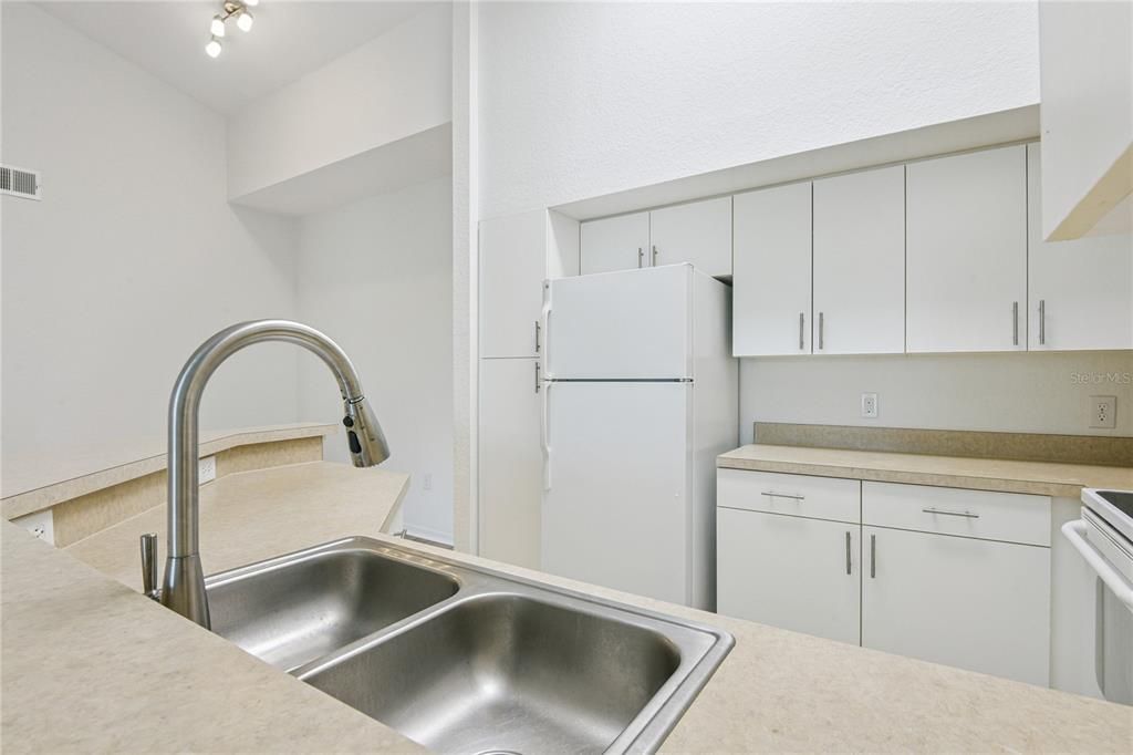 For Sale: $222,999 (1 beds, 1 baths, 949 Square Feet)