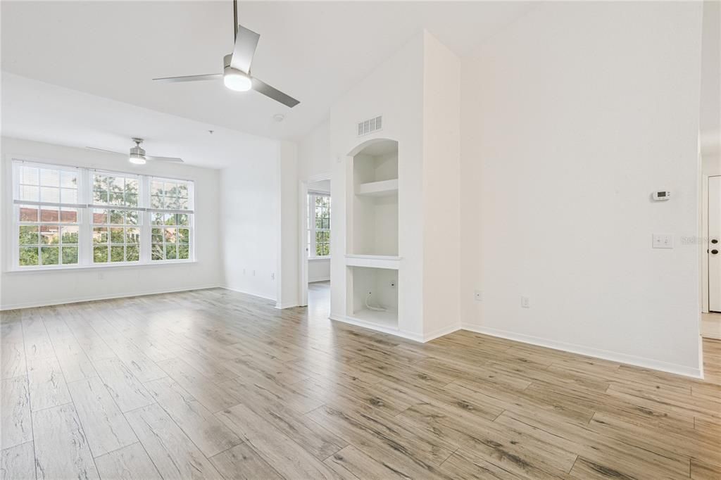 For Sale: $222,999 (1 beds, 1 baths, 949 Square Feet)