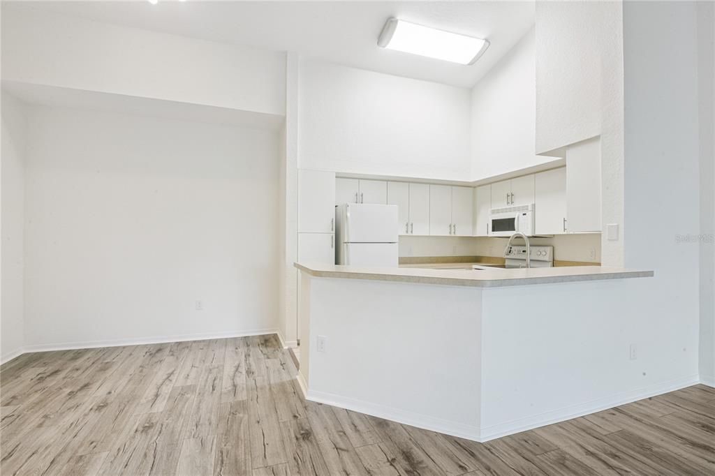 For Sale: $222,999 (1 beds, 1 baths, 949 Square Feet)