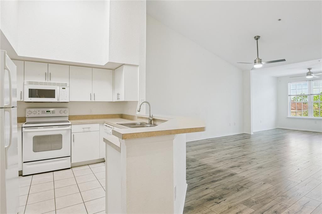 For Sale: $222,999 (1 beds, 1 baths, 949 Square Feet)