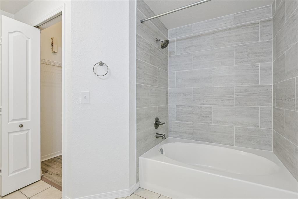 For Sale: $222,999 (1 beds, 1 baths, 949 Square Feet)