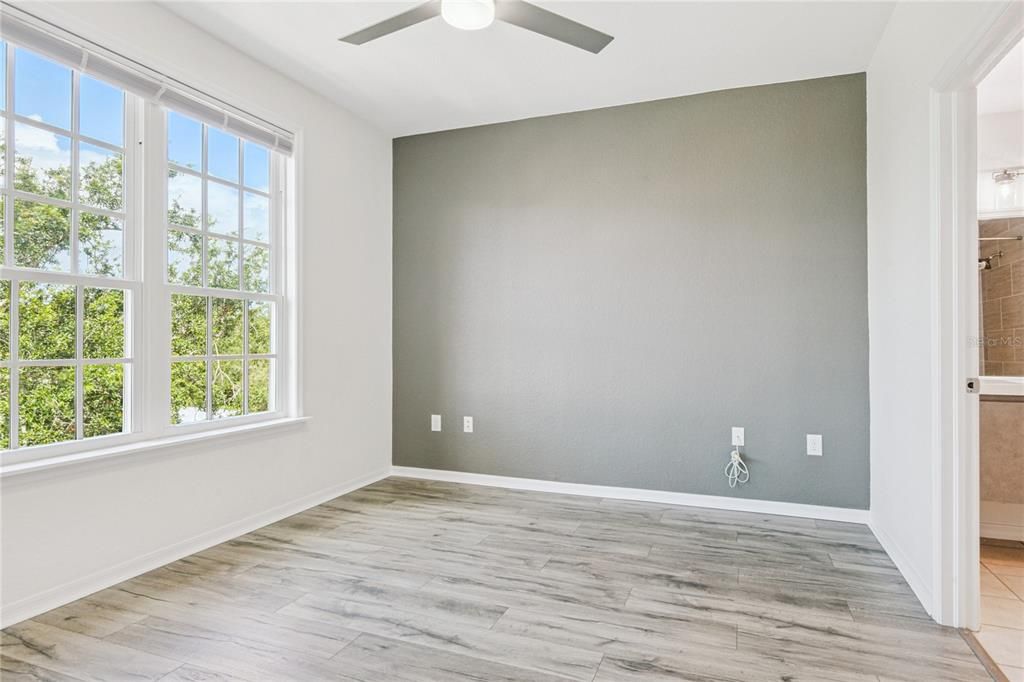 For Sale: $222,999 (1 beds, 1 baths, 949 Square Feet)