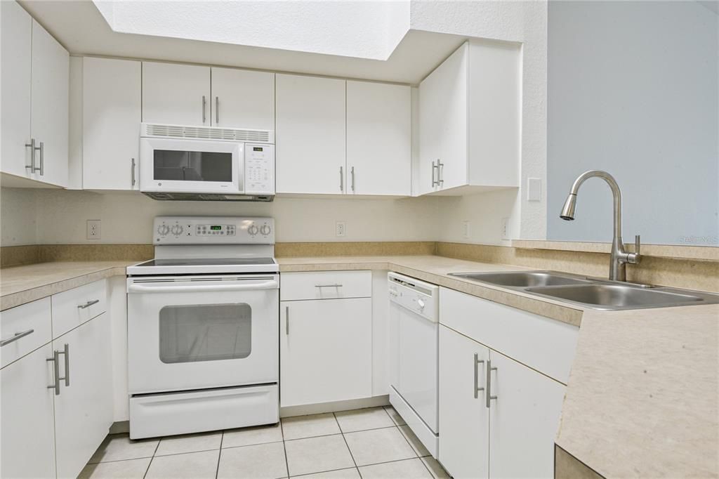 For Sale: $222,999 (1 beds, 1 baths, 949 Square Feet)