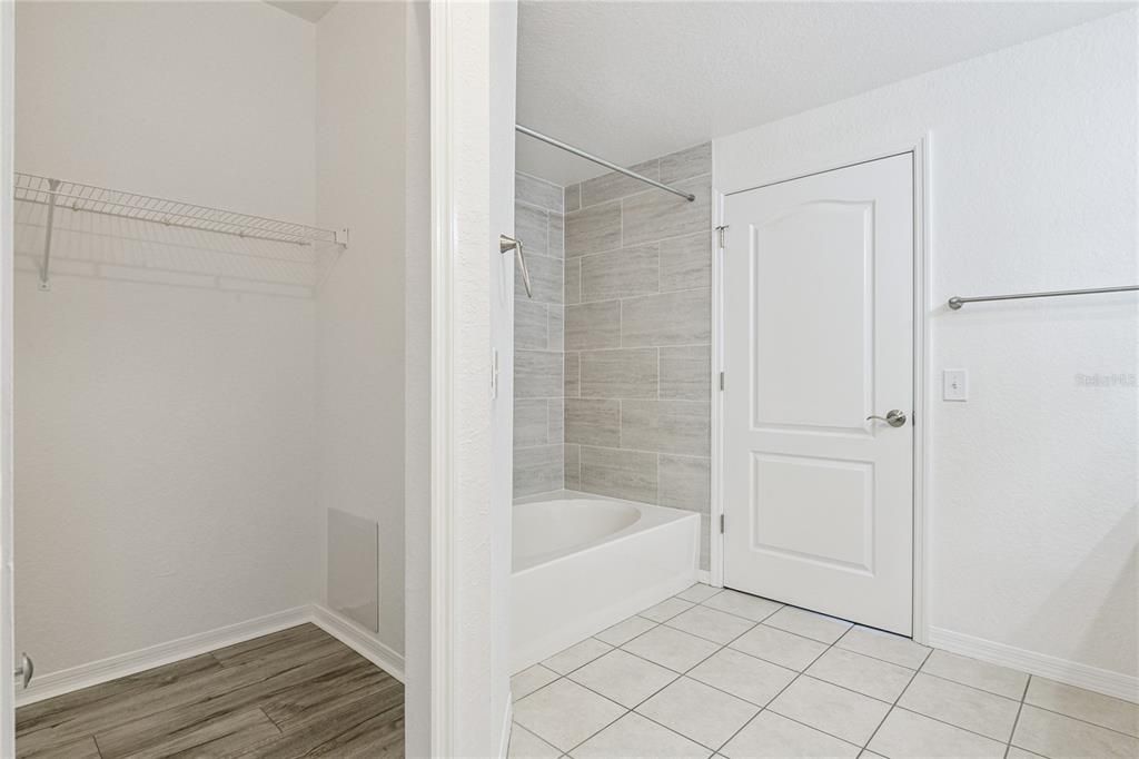 For Sale: $222,999 (1 beds, 1 baths, 949 Square Feet)