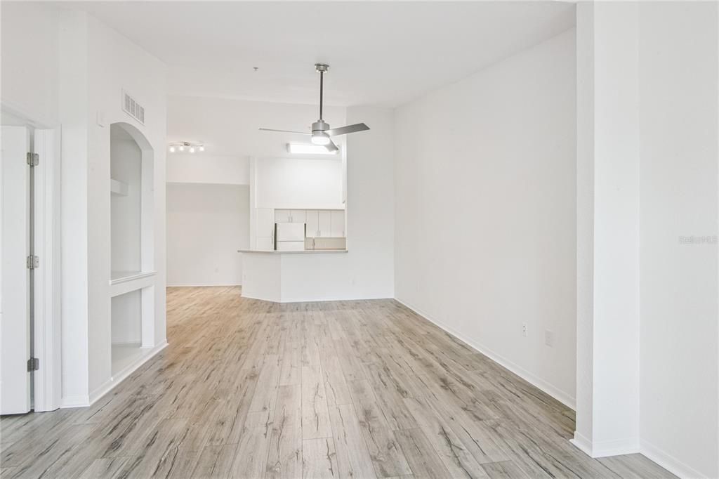 For Sale: $222,999 (1 beds, 1 baths, 949 Square Feet)