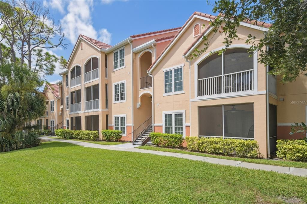 For Sale: $222,999 (1 beds, 1 baths, 949 Square Feet)