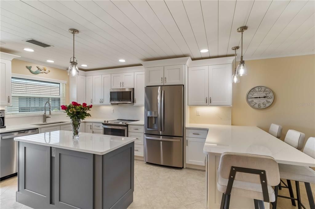 For Sale: $199,900 (2 beds, 2 baths, 951 Square Feet)