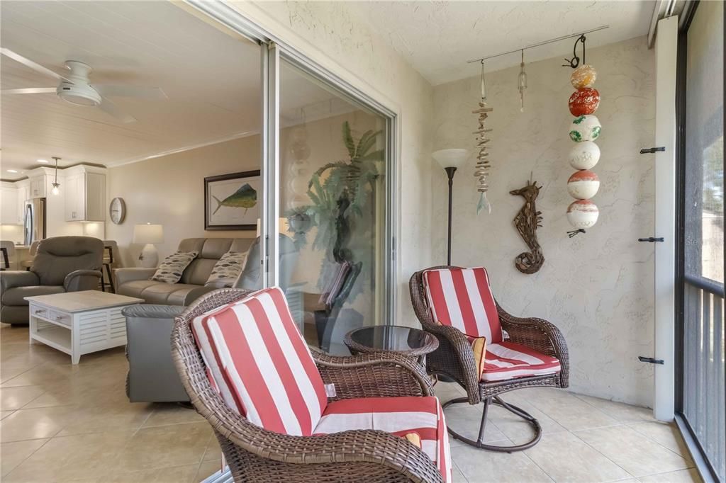 For Sale: $199,900 (2 beds, 2 baths, 951 Square Feet)