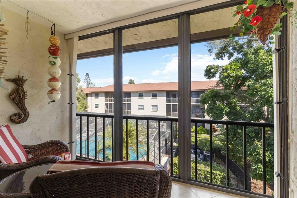 For Sale: $199,900 (2 beds, 2 baths, 951 Square Feet)