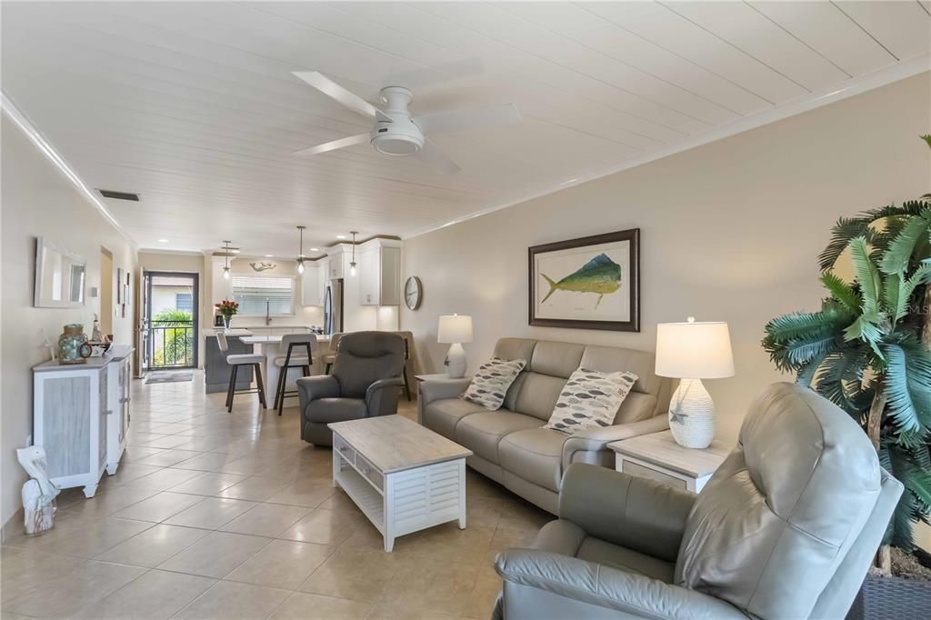 For Sale: $199,900 (2 beds, 2 baths, 951 Square Feet)