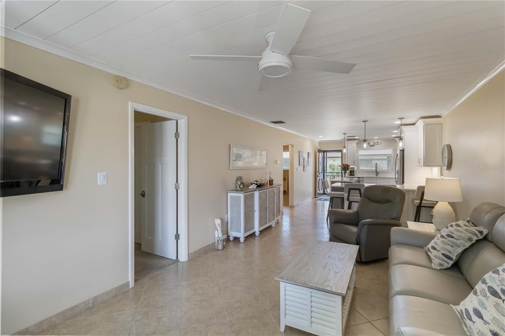 For Sale: $199,900 (2 beds, 2 baths, 951 Square Feet)