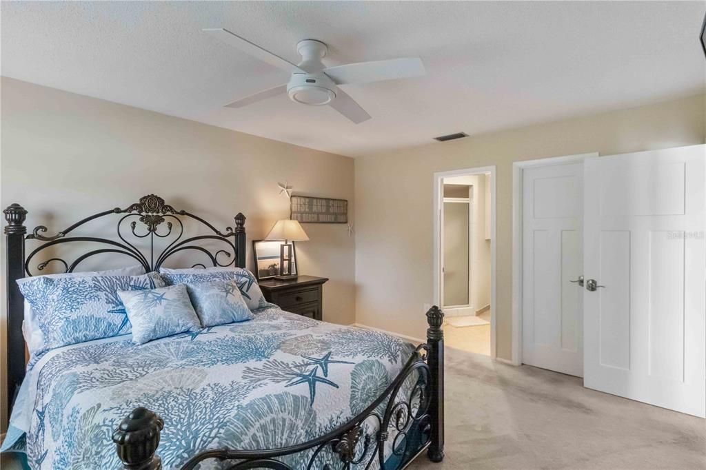 For Sale: $199,900 (2 beds, 2 baths, 951 Square Feet)