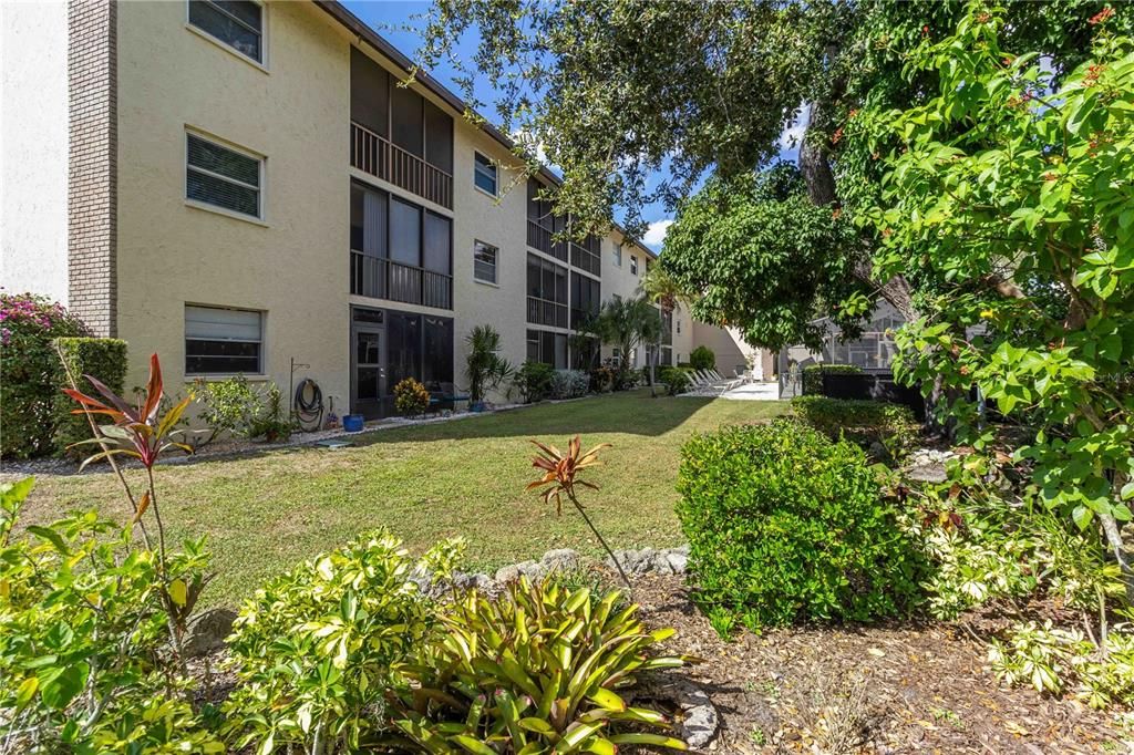 For Sale: $199,900 (2 beds, 2 baths, 951 Square Feet)