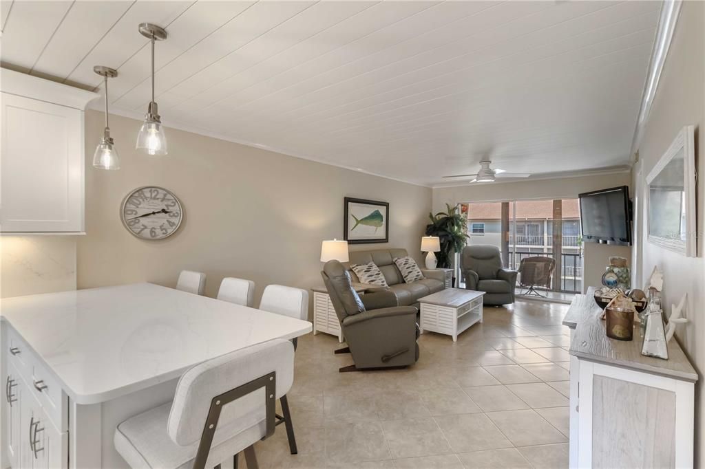 For Sale: $199,900 (2 beds, 2 baths, 951 Square Feet)