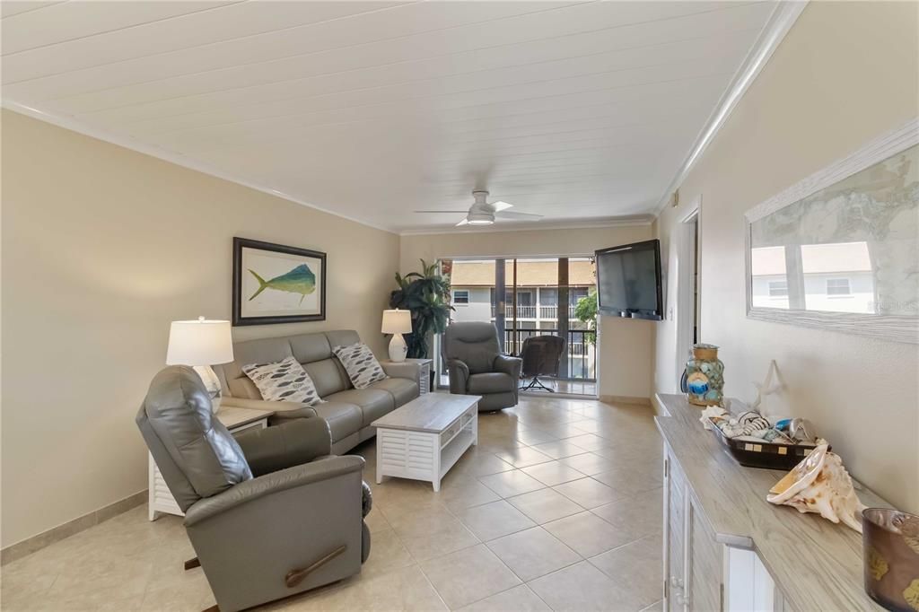 For Sale: $199,900 (2 beds, 2 baths, 951 Square Feet)