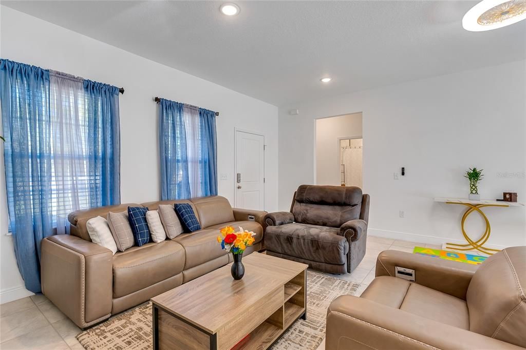 For Sale: $319,000 (4 beds, 2 baths, 1580 Square Feet)