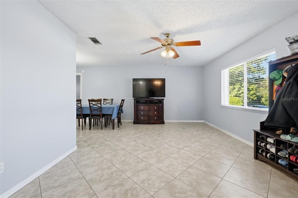 合同活跃: $325,000 (3 贝兹, 2 浴室, 1200 平方英尺)