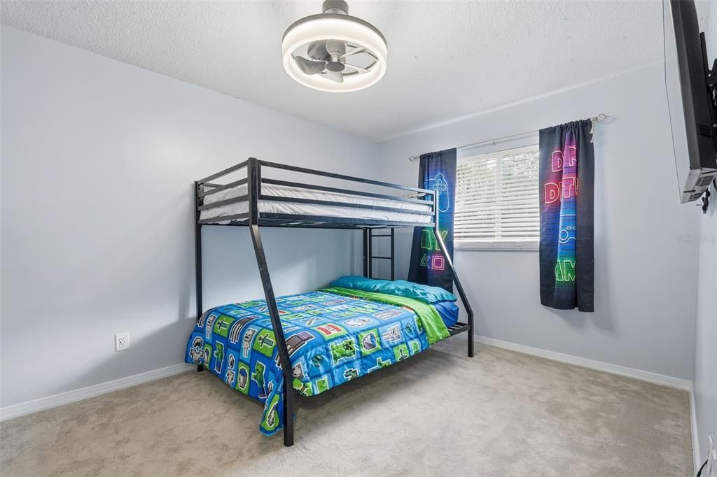 合同活跃: $325,000 (3 贝兹, 2 浴室, 1200 平方英尺)