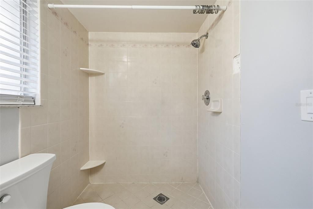 合同活跃: $325,000 (3 贝兹, 2 浴室, 1200 平方英尺)