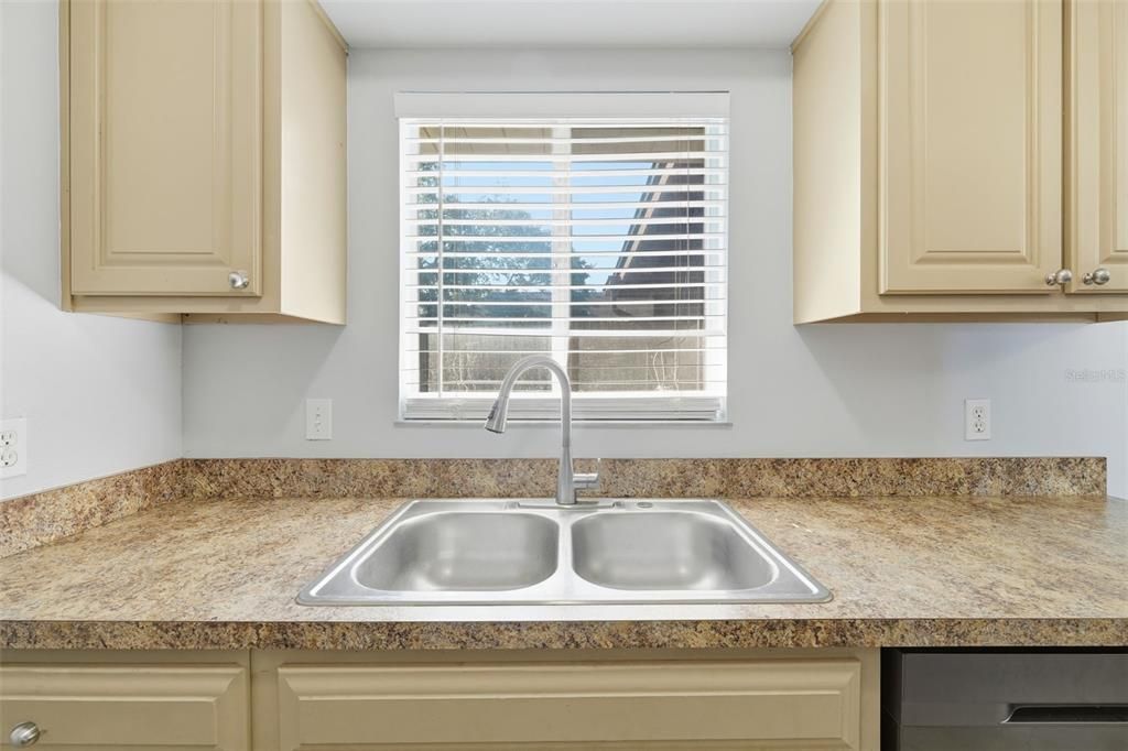 合同活跃: $325,000 (3 贝兹, 2 浴室, 1200 平方英尺)