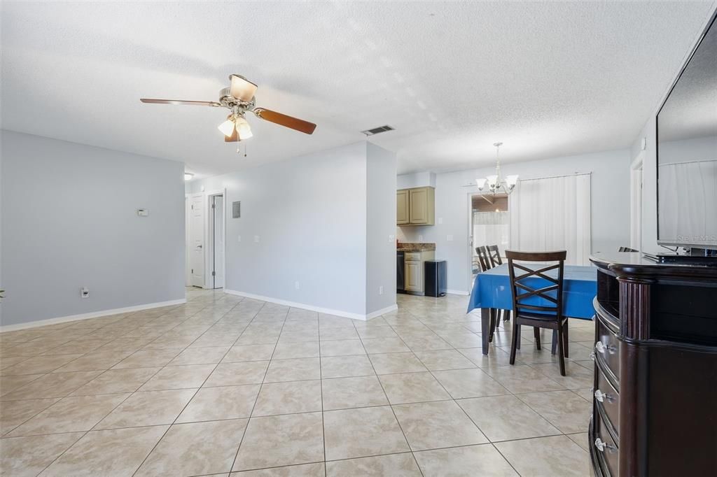 合同活跃: $325,000 (3 贝兹, 2 浴室, 1200 平方英尺)