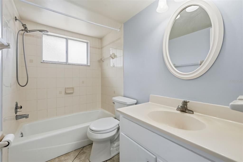 合同活跃: $325,000 (3 贝兹, 2 浴室, 1200 平方英尺)