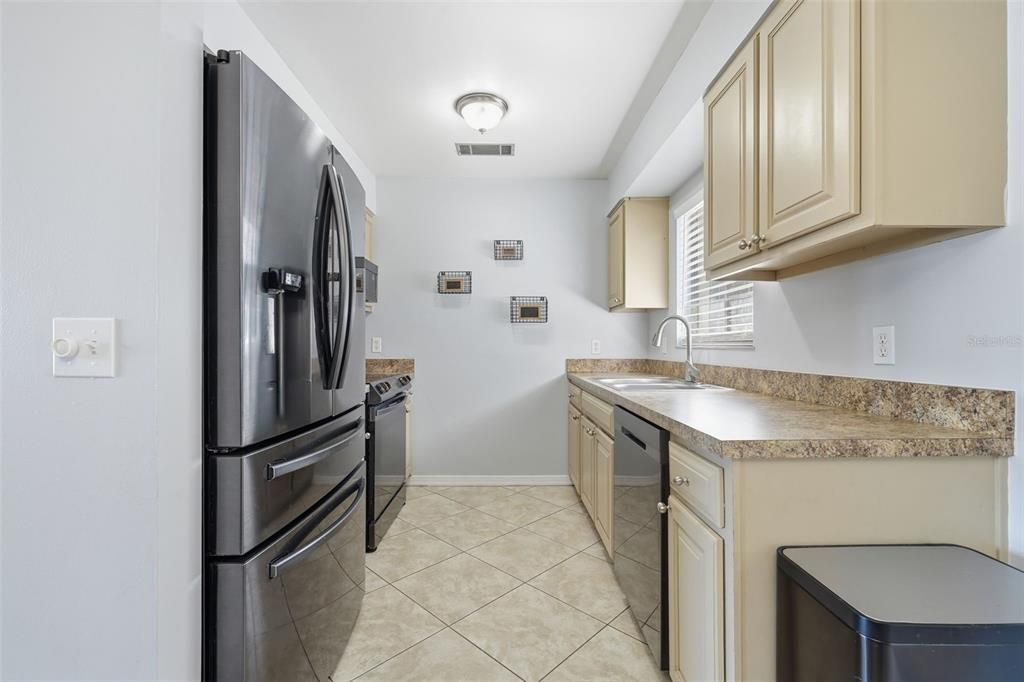 合同活跃: $325,000 (3 贝兹, 2 浴室, 1200 平方英尺)