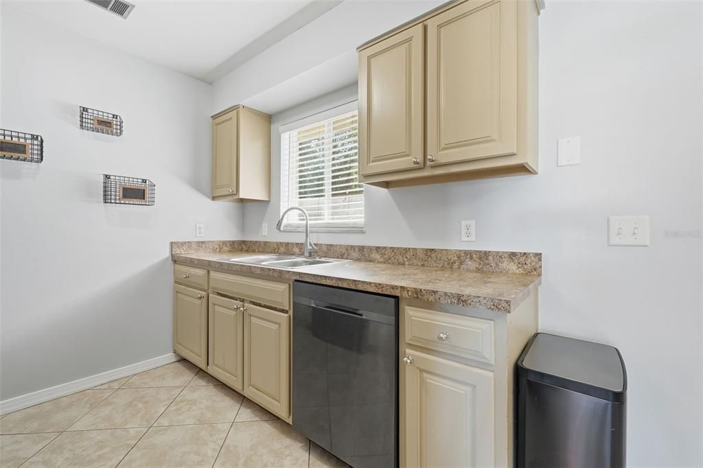 合同活跃: $325,000 (3 贝兹, 2 浴室, 1200 平方英尺)