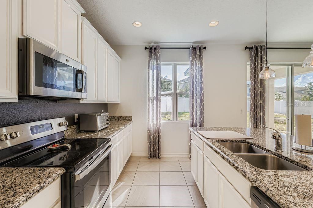 For Sale: $425,000 (5 beds, 3 baths, 2607 Square Feet)