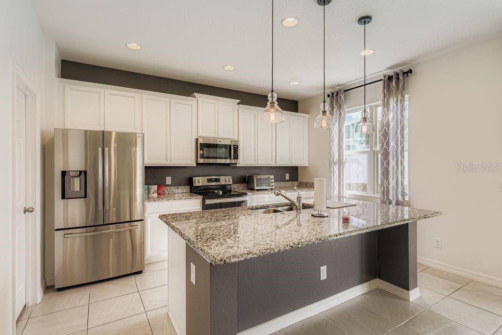 For Sale: $425,000 (5 beds, 3 baths, 2607 Square Feet)