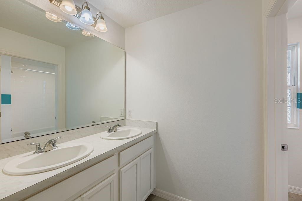 For Sale: $425,000 (5 beds, 3 baths, 2607 Square Feet)