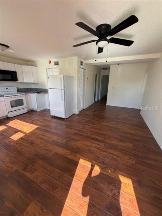Active With Contract: $1,595 (2 beds, 2 baths, 800 Square Feet)