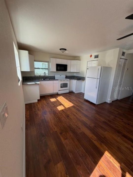 Active With Contract: $1,595 (2 beds, 2 baths, 800 Square Feet)