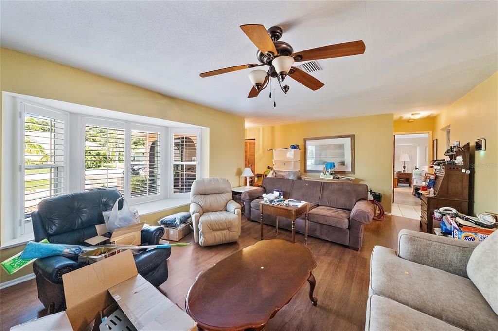 合同活跃: $1,000 (3 贝兹, 2 浴室, 1790 平方英尺)