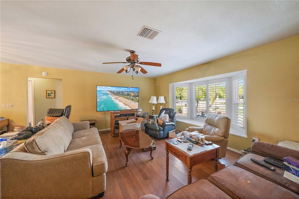 合同活跃: $1,000 (3 贝兹, 2 浴室, 1790 平方英尺)