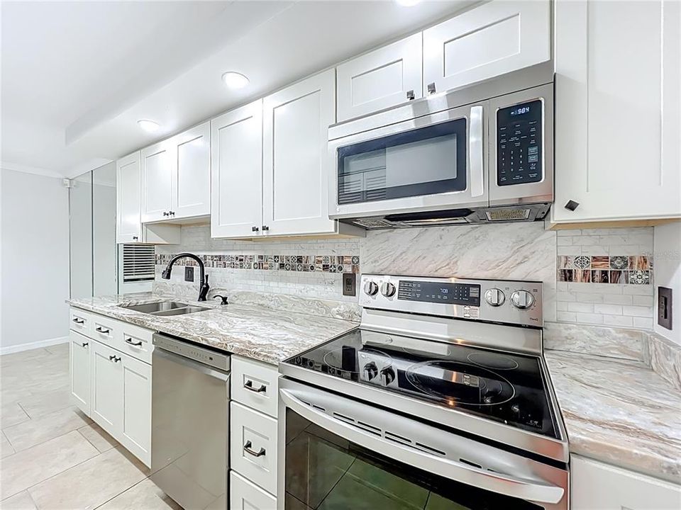 For Sale: $248,900 (2 beds, 2 baths, 1048 Square Feet)