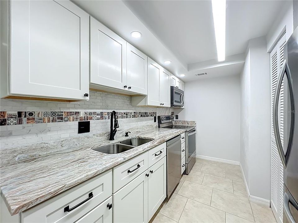 For Sale: $248,900 (2 beds, 2 baths, 1048 Square Feet)