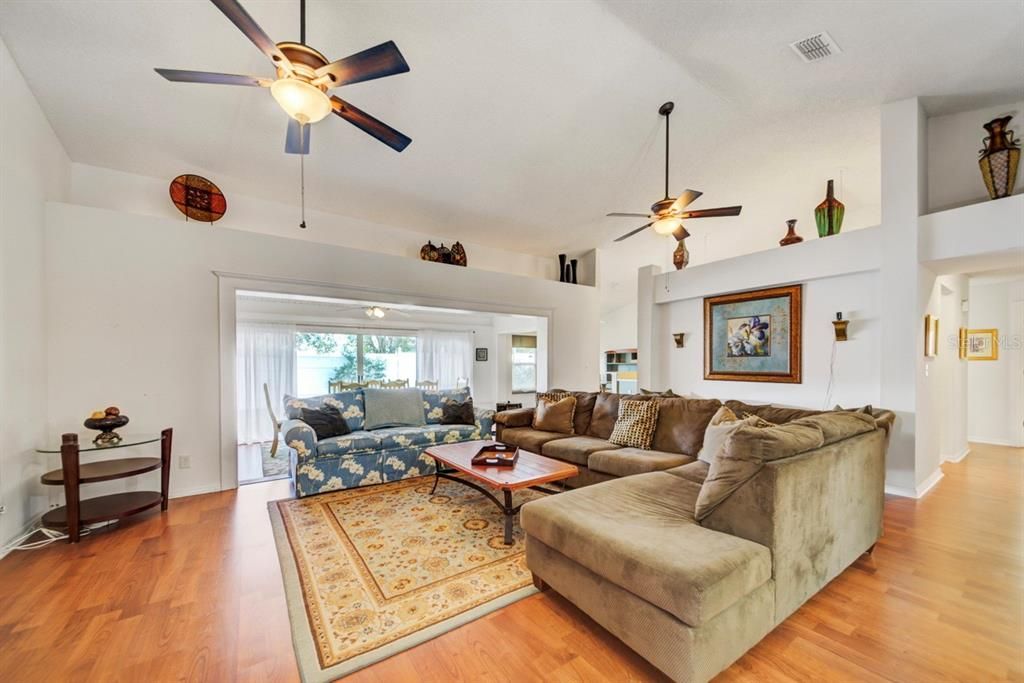 En Venta: $356,628 (3 camas, 2 baños, 2240 Pies cuadrados)