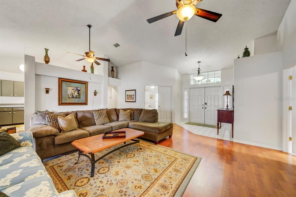 En Venta: $356,628 (3 camas, 2 baños, 2240 Pies cuadrados)