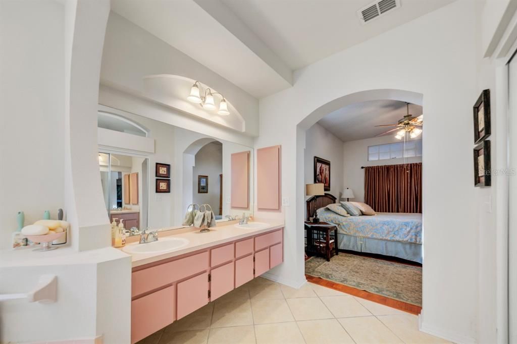 En Venta: $356,628 (3 camas, 2 baños, 2240 Pies cuadrados)