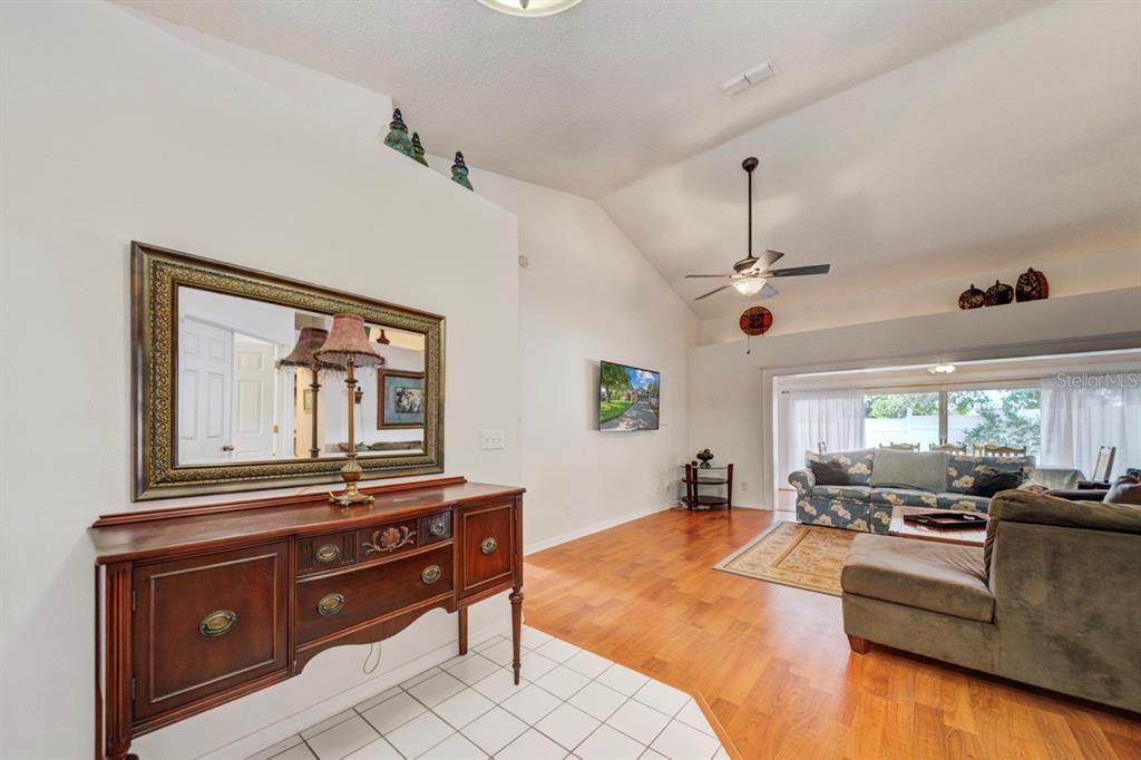 En Venta: $356,628 (3 camas, 2 baños, 2240 Pies cuadrados)