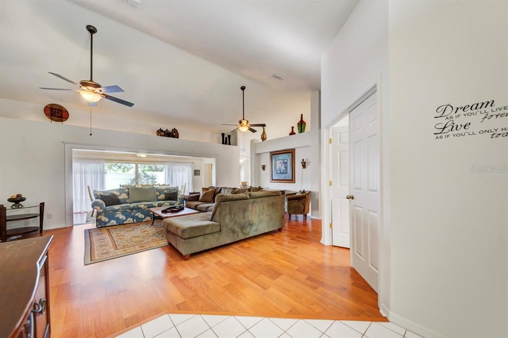 En Venta: $356,628 (3 camas, 2 baños, 2240 Pies cuadrados)