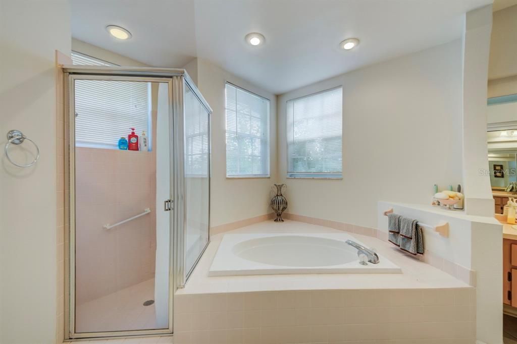 En Venta: $356,628 (3 camas, 2 baños, 2240 Pies cuadrados)